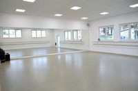 Kleiner Raum mit 101 qm, s&auml;ulenfrei, gro&szlig;er Spiegelwand, festen und mobilen Ballettstangen auf zwei H&ouml;hen